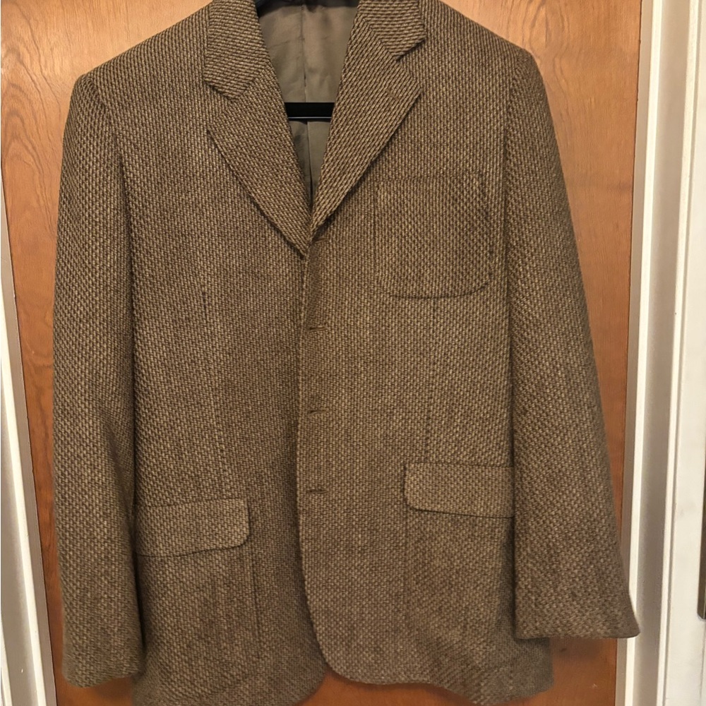 Brown Tweed Suit with Tailored Fit and Structured Shoulders
